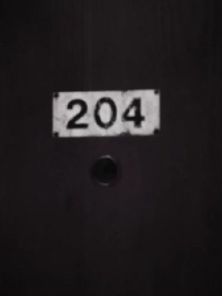 事故物件 2:33 AM - 「204」の部屋番号プレートと覗き穴がある暗い扉 | PIXEL PROMO