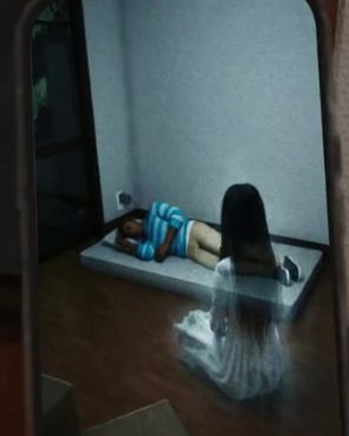 事故物件 2:33 AM - スマートフォンに残された写真。布団で眠る人物のそばに、白い服の女が立っている | Fortnite 日本ホラー | PIXEL PROMO